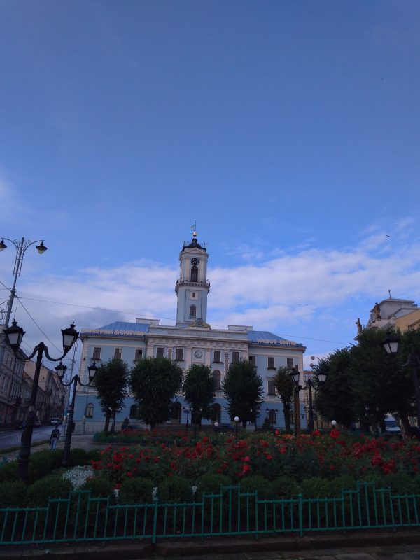 Центральная площадь в Черновцах, справа возле ратуши точка сборки на экскурсию