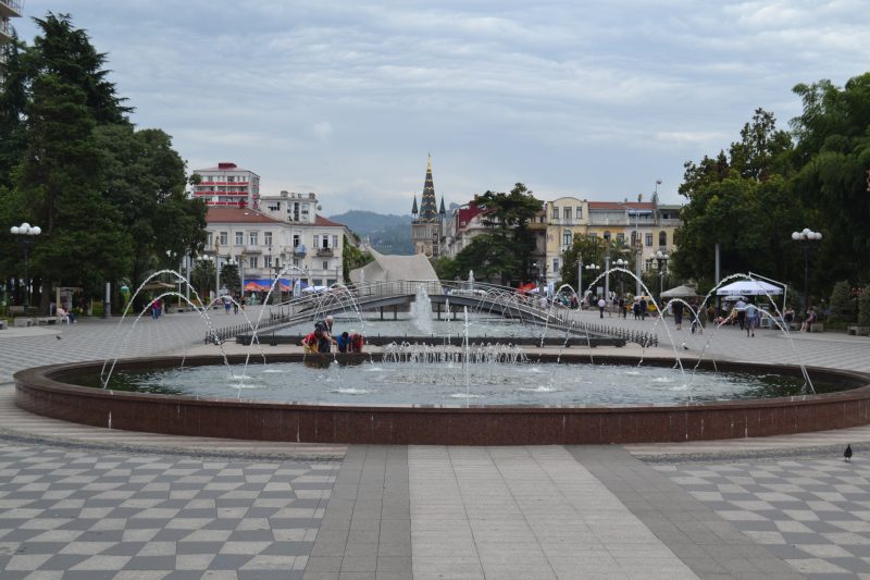 Площадь в центре с ЗАГСом в виде свиной головы )))