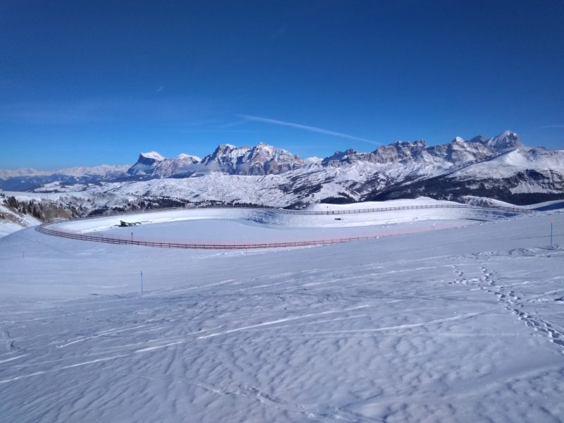 Замерзшее зимнее озеро по дороге на гору Marmolada